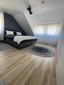 吕德斯海姆Ferienwohnung Marie的一间卧室配有一张床,铺有木地板。