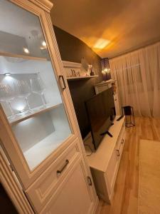 吕德斯海姆Ferienwohnung Marie的厨房配有空冰箱和电视