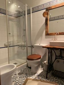 GualchosLa Ventera - summer hotel的带淋浴、卫生间和盥洗盆的浴室