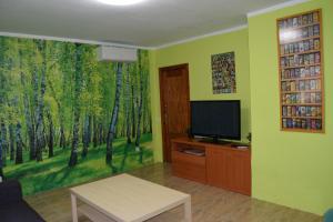 ValmuelCasa Rural Natalia的客厅配有电视和一幅树木画