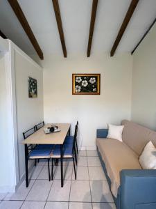卡诺尼Vasiliki Little House的客厅配有沙发和桌子