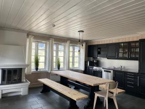 海姆瑟达尔Tinden的厨房配有木桌和长凳
