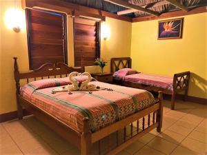 圣伊格纳西奥Crystal Paradise Resort的一间卧室,配有两张床