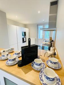 卢森堡Large 3 bedrooms in Limpertsberg Center with PArking - Limp2的厨房配有蓝白杯子和碟子