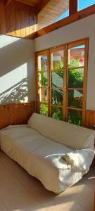拉塞雷纳Hotel Chagual的配有窗户的客房内的一张大床