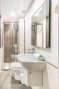 略夫雷加特河畔奥斯皮塔莱特Sweet Room Barcelona的白色的浴室设有水槽和卫生间。