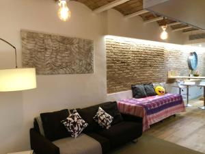 略夫雷加特河畔奥斯皮塔莱特Sweet Room Barcelona的客厅配有沙发和桌子