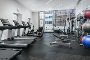 纽约Courtyard New York Downtown Manhattan/Financial District的健身房设有跑步机和椭圆机