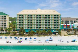 巴拿马城海滩Holiday Terrace Beachfront Hotel, a By The Sea Resort的海滩上与海滩上的人一起入住的酒店