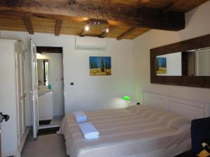 圣特罗佩Villa Playa del Sol -B6的一间卧室配有一张大床和毛巾