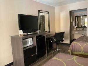 查塔努加速8 - 查塔努加/东里奇的酒店客房配有一张书桌、一台电视和一张床