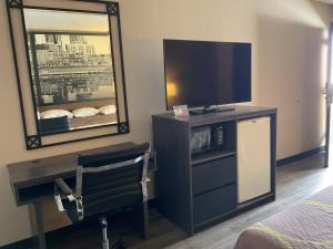 查塔努加速8 - 查塔努加/东里奇的酒店客房带电视和镜子