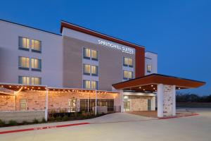 Willow ParkSpringHill Suites by Marriott Weatherford Willow Park的酒店大楼前方的 ⁇ 染