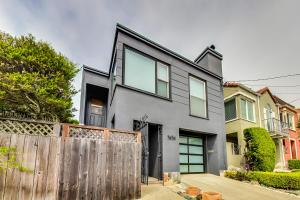 旧金山Charming 1 Br Apt Near Ocean & Sutro Heights Park的灰色的房屋,设有木栅栏