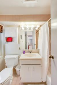 旧金山Charming 1 Br Apt Near Ocean & Sutro Heights Park的浴室配有白色卫生间和盥洗盆。