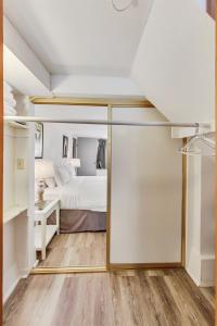 旧金山Charming 1 Br Apt Near Ocean & Sutro Heights Park的一间卧室配有一张床和一面大镜子