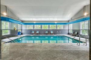 Berlin新英格兰贝斯特韦斯特PLUS酒店的游泳池,位于带游泳池的建筑内