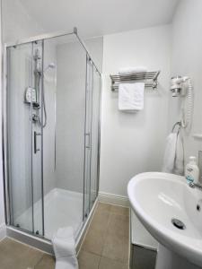 都柏林New room with free minibar&tea&coffee的带淋浴和盥洗盆的浴室
