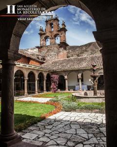 乌鲁班巴圣奥古斯丁修道院德拉勒科塔酒店的一座有塔的老建筑