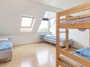 SindrupFourteen-Bedroom Holiday home in Hurup Thy的一间带两张双层床的卧室和两个窗户