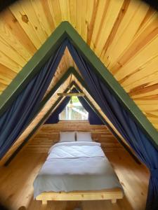 贾马里海姆森AFRAM BUNGALOV的帐篷内的一张床位,配有窗户