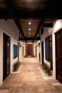 瓦哈卡市Hotel Casa Cantera的带有木制天花板的建筑走廊
