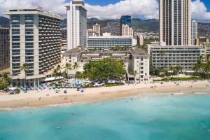 檀香山Moana Surfrider, A Westin Resort & Spa, Waikiki Beach的城市前方海滩的空中景观