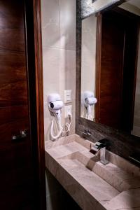 瓦哈卡市Hotel Casa Cantera的一间带水槽和镜子的浴室