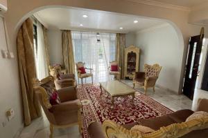 瓜拉丁加奴Spacious Home in Kuala Terengganu的客厅配有沙发、椅子和桌子