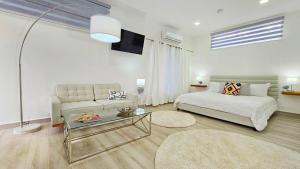 下博克特El Cielo by Villa Alejandro的客厅配有床和沙发