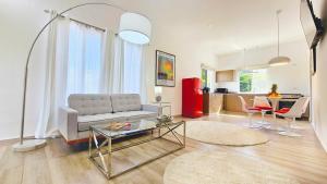 下博克特El Cielo by Villa Alejandro的客厅配有沙发和桌子