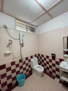 瓜拉丁加奴Spacious Home in Kuala Terengganu的一间带卫生间和水槽的浴室