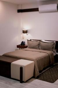 瓦哈卡市Hotel Casa Cantera的卧室配有一张白色墙壁的大床