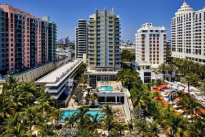 迈阿密海滩迈阿密南滩皇家棕榈尊贵度假酒店的城市空中景观高楼