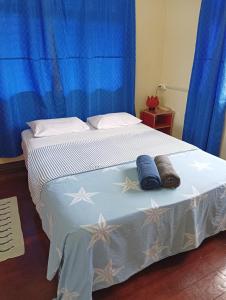 苏瓦Mishra Residence的一间卧室配有一张床,上面有两条毛巾