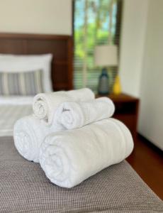 邦涛海滩Tropical villa within 5 minutes walk to Bangtao Beach的床上的一大堆毛巾