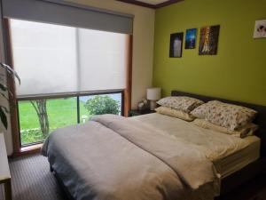 RowvilleNava home in Rowville的一间卧室设有一张床和一个大窗户