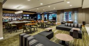 凯斯Courtyard by Marriott Columbia Cayce的一间带沙发和桌子的餐厅和一间酒吧