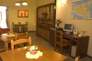 菲乌梅夫雷多迪西奇利亚太阳的色彩住宿加早餐旅馆的厨房配有桌子和带电脑的书桌