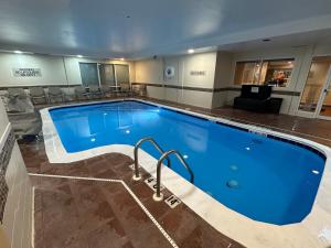 辛辛那提King's Inn Mason,Ohio的在酒店房间的一个大型游泳池