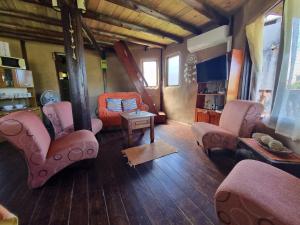 塞拉纳镇Barro的客厅配有椅子、沙发和桌子