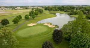 辛辛那提King's Inn Mason,Ohio的享有高尔夫球场和湖泊的空中景致