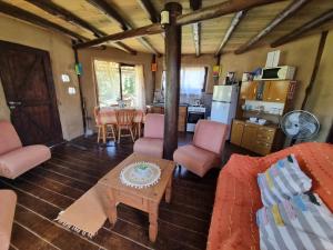 塞拉纳镇Barro的客厅配有沙发和桌子