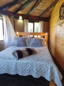 塞拉纳镇Barro的一间卧室配有一张带两个枕头的床