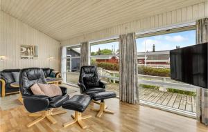 诺德堡Lovely Home In Nordborg With Kitchen的客厅配有2把椅子和平面电视