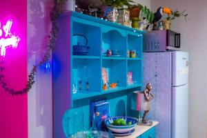 拉格伦Fridas Accommodation的厨房里的一个蓝色橱柜,有玩具雕像