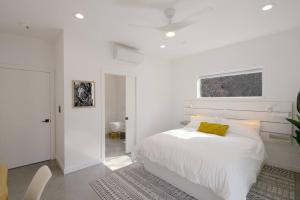 三河城Eagle Rock Nest ～Quiet & Gorgeous Mountain Views的白色卧室配有一张带黄色枕头的床