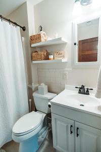 库尔佩珀东史蒂文斯度假屋的浴室配有白色卫生间和盥洗盆。