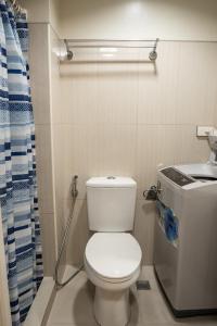 马尼拉QS Realty的一间带卫生间和水槽的小浴室
