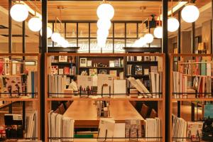 大阪ART 大阪湾酒店的书架上藏满了书的图书馆